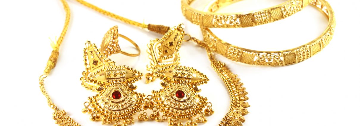 Wedding gold jewelry for Indian bride